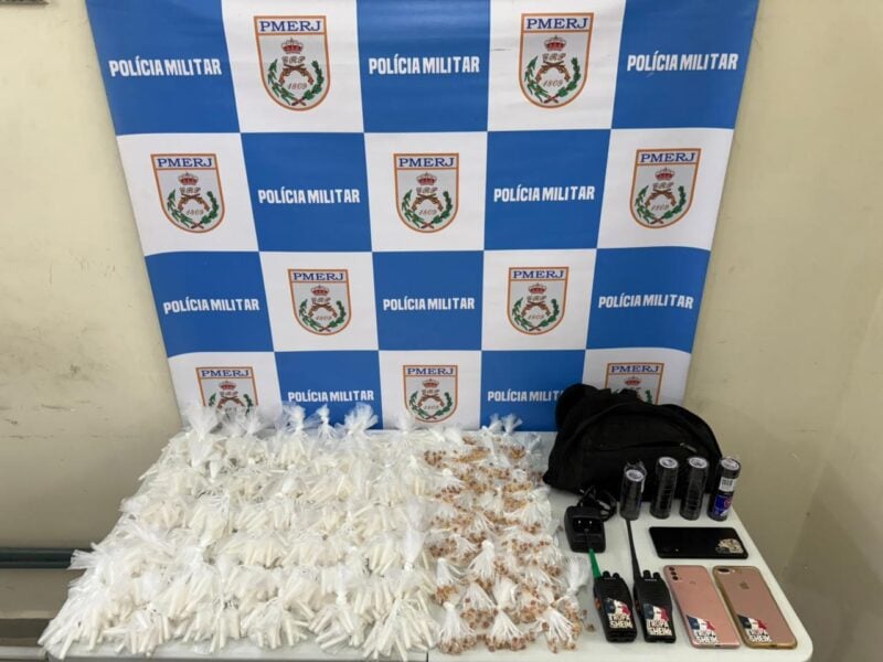 adolescente é aprendido com drogas em volta redonda