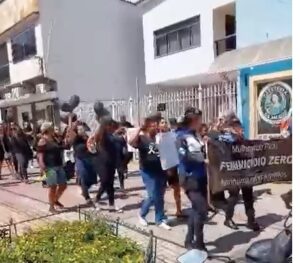 Caminhada contra o feminicídio mobiliza moradores em Piraí