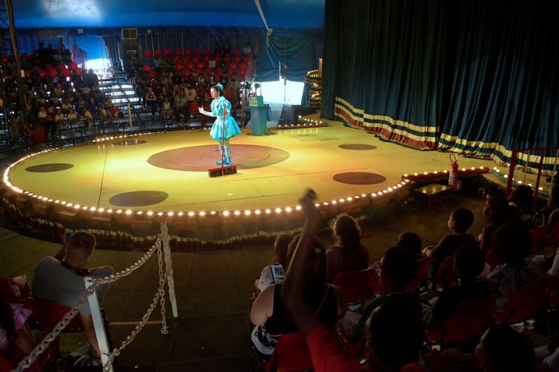 Crianças atendidas pelos Cras de Volta Redonda participam de passeio ao circo