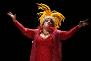 Volta Redonda recebe espetáculo premiado “Nasci pra ser Dercy”