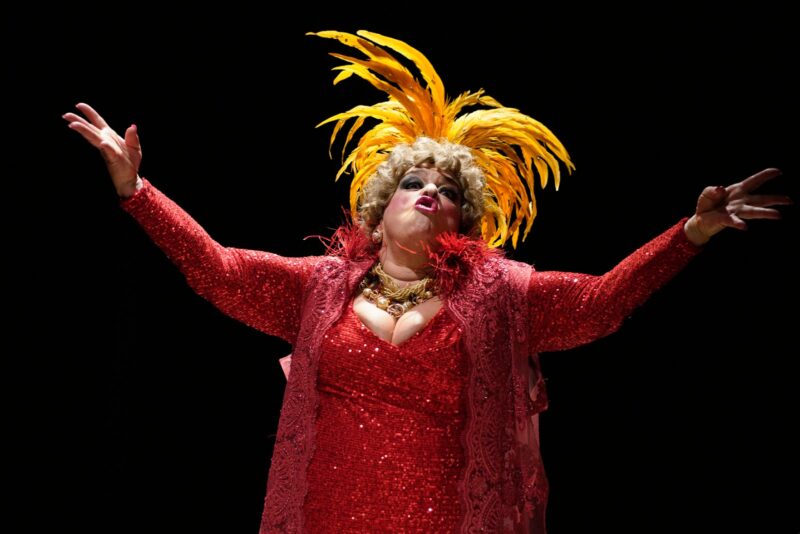 Volta Redonda recebe espetáculo premiado “Nasci pra ser Dercy”