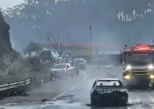 Caminhào explode na Dutra