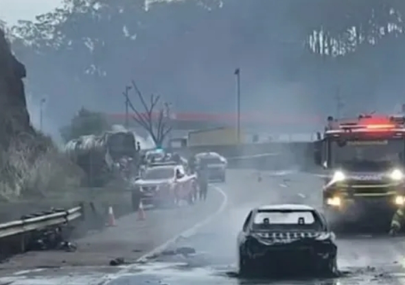 Caminhào explode na Dutra