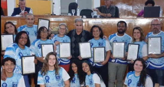 Neném homenageia fanfarra