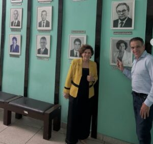 Ex-prefeita e ex-vereadora retornou ao Legislativo ao lado do deputado federal Hugo Leal e relembrou sua trajetória na política de Volta Redonda A ex-prefeita e ex-vereadora América Tereza viveu um momento de emoção ao visitar a Câmara Municipal de Volta Redonda, na última sexta-feira (22). Durante a passagem pelo prédio do Legislativo, ela reencontrou seu retrato na galeria oficial dos ex-prefeitos do município, instalada no hall de entrada da Casa. A visita aconteceu enquanto América acompanhava o deputado federal Hugo Leal, que esteve em Volta Redonda para participar de uma homenagem à Casa da Criança e do Adolescente. Encontro com a própria história emocionou a ex-prefeita Ao observar a fotografia na galeria dos ex-prefeitos, América Tereza relembrou sua trajetória tanto no Poder Legislativo quanto no Executivo municipal e afirmou ter sido tomada por um sentimento de gratidão e reconhecimento. Segundo ela, o momento representou uma oportunidade de recordar os capítulos vividos na administração da cidade e de reconhecer a importância das pessoas que fizeram parte dessa caminhada. “Foi um momento muito especial, de reconhecimento a todos que fazem parte dessa trajetória e que acreditam na importância de cuidar e construir um futuro melhor para nossas crianças e adolescentes.” Ela também destacou a emoção de ver seu retrato exposto na Câmara Municipal. “Ao passarmos pela Câmara Municipal, tive a alegria de encontrar meu retrato na parede, registrado no período em que fui prefeita. Um momento que trouxe muitas lembranças, emoção e a certeza de que cada capítulo da nossa história deixa marcas.” Visita aconteceu durante agenda oficial em Volta Redonda A passagem pela Câmara integrou a agenda da ex-prefeita e do deputado Hugo Leal na cidade. Eles participaram de um evento em homenagem à Casa da Criança e do Adolescente, instituição reconhecida pelo trabalho social desenvolvido junto a crianças e adolescentes em Volta Redonda. Legado na história política da cidade Ao relembrar sua atuação na vida pública, América Tereza afirmou sentir orgulho de ter contribuído para a história de Volta Redonda e ressaltou que sua trajetória continua representada na memória institucional do município. “Que orgulho poder olhar para trás e ver que nossa caminhada continua fazendo parte da história da nossa cidade.” A visita marcou um reencontro simbólico com a trajetória política da ex-prefeita, que ocupou cargos no Legislativo e no Executivo municipal ao longo de sua carreira.