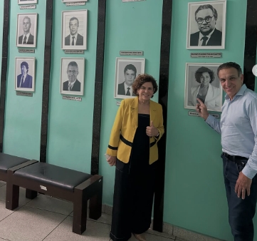 Ex-prefeita e ex-vereadora retornou ao Legislativo ao lado do deputado federal Hugo Leal e relembrou sua trajetória na política de Volta Redonda A ex-prefeita e ex-vereadora América Tereza viveu um momento de emoção ao visitar a Câmara Municipal de Volta Redonda, na última sexta-feira (22). Durante a passagem pelo prédio do Legislativo, ela reencontrou seu retrato na galeria oficial dos ex-prefeitos do município, instalada no hall de entrada da Casa. A visita aconteceu enquanto América acompanhava o deputado federal Hugo Leal, que esteve em Volta Redonda para participar de uma homenagem à Casa da Criança e do Adolescente. Encontro com a própria história emocionou a ex-prefeita Ao observar a fotografia na galeria dos ex-prefeitos, América Tereza relembrou sua trajetória tanto no Poder Legislativo quanto no Executivo municipal e afirmou ter sido tomada por um sentimento de gratidão e reconhecimento. Segundo ela, o momento representou uma oportunidade de recordar os capítulos vividos na administração da cidade e de reconhecer a importância das pessoas que fizeram parte dessa caminhada. “Foi um momento muito especial, de reconhecimento a todos que fazem parte dessa trajetória e que acreditam na importância de cuidar e construir um futuro melhor para nossas crianças e adolescentes.” Ela também destacou a emoção de ver seu retrato exposto na Câmara Municipal. “Ao passarmos pela Câmara Municipal, tive a alegria de encontrar meu retrato na parede, registrado no período em que fui prefeita. Um momento que trouxe muitas lembranças, emoção e a certeza de que cada capítulo da nossa história deixa marcas.” Visita aconteceu durante agenda oficial em Volta Redonda A passagem pela Câmara integrou a agenda da ex-prefeita e do deputado Hugo Leal na cidade. Eles participaram de um evento em homenagem à Casa da Criança e do Adolescente, instituição reconhecida pelo trabalho social desenvolvido junto a crianças e adolescentes em Volta Redonda. Legado na história política da cidade Ao relembrar sua atuação na vida pública, América Tereza afirmou sentir orgulho de ter contribuído para a história de Volta Redonda e ressaltou que sua trajetória continua representada na memória institucional do município. “Que orgulho poder olhar para trás e ver que nossa caminhada continua fazendo parte da história da nossa cidade.” A visita marcou um reencontro simbólico com a trajetória política da ex-prefeita, que ocupou cargos no Legislativo e no Executivo municipal ao longo de sua carreira.