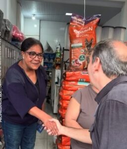 Volta Redonda (RJ) – O candidato a deputado federal Coronel Henrique cumpriu agenda de campanha na manhã desta segunda-feira (1º), visitando os bairros 207 e 208, em Volta Redonda. Durante a caminhada, o ex-secretário municipal de Ordem Pública conversou com moradores, ouviu reivindicações da comunidade e apresentou propostas voltadas à segurança pública, infraestrutura e desenvolvimento regional. A atividade integrou a programação de campanha do candidato, que tem intensificado visitas a bairros de Volta Redonda e de outros municípios do Sul Fluminense. Caminhada reforçou contato direto com moradores Ao longo da visita, Coronel Henrique percorreu ruas dos dois bairros acompanhado por apoiadores e lideranças comunitárias. Durante o percurso, moradores conversaram com o candidato sobre demandas da região, especialmente relacionadas à segurança, mobilidade urbana e serviços públicos. Segundo Coronel Henrique, o contato direto com a população é uma oportunidade para conhecer de perto as necessidades de cada comunidade e construir propostas voltadas à realidade do interior do estado. Segurança pública é um dos principais eixos da candidatura Durante a caminhada, o candidato destacou a experiência acumulada ao longo de mais de três décadas na Polícia Militar do Estado do Rio de Janeiro e na gestão da segurança pública em Volta Redonda. Coronel Henrique afirmou que pretende levar ao Congresso Nacional propostas voltadas ao fortalecimento da integração entre municípios, investimentos em tecnologia e ampliação de políticas de prevenção à violência. Entre os temas abordados estão: fortalecimento da segurança pública municipal; ampliação do uso de tecnologia no combate à criminalidade; integração entre forças de segurança; investimentos em inteligência e monitoramento. Experiência na Semop é apresentada como referência Coronel Henrique foi o primeiro secretário da Secretaria Municipal de Ordem Pública (Semop), criada pela Prefeitura de Volta Redonda em 2021. Durante sua gestão, a secretaria coordenou ações de integração entre a Guarda Municipal, órgãos de fiscalização e forças policiais, além de ampliar investimentos em videomonitoramento e inteligência. Segundo o candidato, esse modelo de gestão contribuiu para fortalecer a atuação preventiva da segurança pública no município. CIOSP é citado como um dos principais projetos implantados em Volta Redonda Outro ponto destacado durante a agenda foi a implantação do Centro Integrado de Operações de Segurança Pública (CIOSP). O centro reúne monitoramento por câmeras, inteligência operacional, Guarda Municipal, Defesa Civil e integração com outros órgãos de segurança, funcionando como um centro de comando das operações no município. De acordo com Coronel Henrique, a estrutura implantada em Volta Redonda passou a servir de referência para outros municípios interessados em modernizar seus sistemas de monitoramento e gestão da segurança. Campanha segue em bairros de Volta Redonda e do Sul Fluminense A visita aos bairros 207 e 208 faz parte da estratégia da campanha de manter presença constante nas comunidades de Volta Redonda. Segundo a coordenação da campanha, novas caminhadas e encontros com moradores estão previstos em diferentes bairros da cidade e em municípios do Sul Fluminense nas próximas semanas. Coronel Henrique afirma que pretende construir sua atuação parlamentar com foco nas demandas apresentadas pela população do interior do Rio de Janeiro.