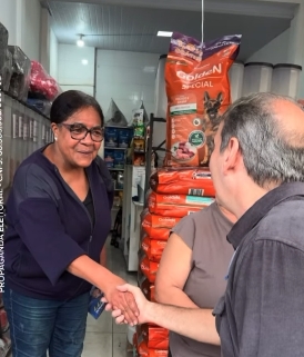 Volta Redonda (RJ) – O candidato a deputado federal Coronel Henrique cumpriu agenda de campanha na manhã desta segunda-feira (1º), visitando os bairros 207 e 208, em Volta Redonda. Durante a caminhada, o ex-secretário municipal de Ordem Pública conversou com moradores, ouviu reivindicações da comunidade e apresentou propostas voltadas à segurança pública, infraestrutura e desenvolvimento regional. A atividade integrou a programação de campanha do candidato, que tem intensificado visitas a bairros de Volta Redonda e de outros municípios do Sul Fluminense. Caminhada reforçou contato direto com moradores Ao longo da visita, Coronel Henrique percorreu ruas dos dois bairros acompanhado por apoiadores e lideranças comunitárias. Durante o percurso, moradores conversaram com o candidato sobre demandas da região, especialmente relacionadas à segurança, mobilidade urbana e serviços públicos. Segundo Coronel Henrique, o contato direto com a população é uma oportunidade para conhecer de perto as necessidades de cada comunidade e construir propostas voltadas à realidade do interior do estado. Segurança pública é um dos principais eixos da candidatura Durante a caminhada, o candidato destacou a experiência acumulada ao longo de mais de três décadas na Polícia Militar do Estado do Rio de Janeiro e na gestão da segurança pública em Volta Redonda. Coronel Henrique afirmou que pretende levar ao Congresso Nacional propostas voltadas ao fortalecimento da integração entre municípios, investimentos em tecnologia e ampliação de políticas de prevenção à violência. Entre os temas abordados estão: fortalecimento da segurança pública municipal; ampliação do uso de tecnologia no combate à criminalidade; integração entre forças de segurança; investimentos em inteligência e monitoramento. Experiência na Semop é apresentada como referência Coronel Henrique foi o primeiro secretário da Secretaria Municipal de Ordem Pública (Semop), criada pela Prefeitura de Volta Redonda em 2021. Durante sua gestão, a secretaria coordenou ações de integração entre a Guarda Municipal, órgãos de fiscalização e forças policiais, além de ampliar investimentos em videomonitoramento e inteligência. Segundo o candidato, esse modelo de gestão contribuiu para fortalecer a atuação preventiva da segurança pública no município. CIOSP é citado como um dos principais projetos implantados em Volta Redonda Outro ponto destacado durante a agenda foi a implantação do Centro Integrado de Operações de Segurança Pública (CIOSP). O centro reúne monitoramento por câmeras, inteligência operacional, Guarda Municipal, Defesa Civil e integração com outros órgãos de segurança, funcionando como um centro de comando das operações no município. De acordo com Coronel Henrique, a estrutura implantada em Volta Redonda passou a servir de referência para outros municípios interessados em modernizar seus sistemas de monitoramento e gestão da segurança. Campanha segue em bairros de Volta Redonda e do Sul Fluminense A visita aos bairros 207 e 208 faz parte da estratégia da campanha de manter presença constante nas comunidades de Volta Redonda. Segundo a coordenação da campanha, novas caminhadas e encontros com moradores estão previstos em diferentes bairros da cidade e em municípios do Sul Fluminense nas próximas semanas. Coronel Henrique afirma que pretende construir sua atuação parlamentar com foco nas demandas apresentadas pela população do interior do Rio de Janeiro.
