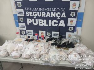 Volta Redonda: operação no Roma I apreende armas, munições e mais de mil pinos de cocaína