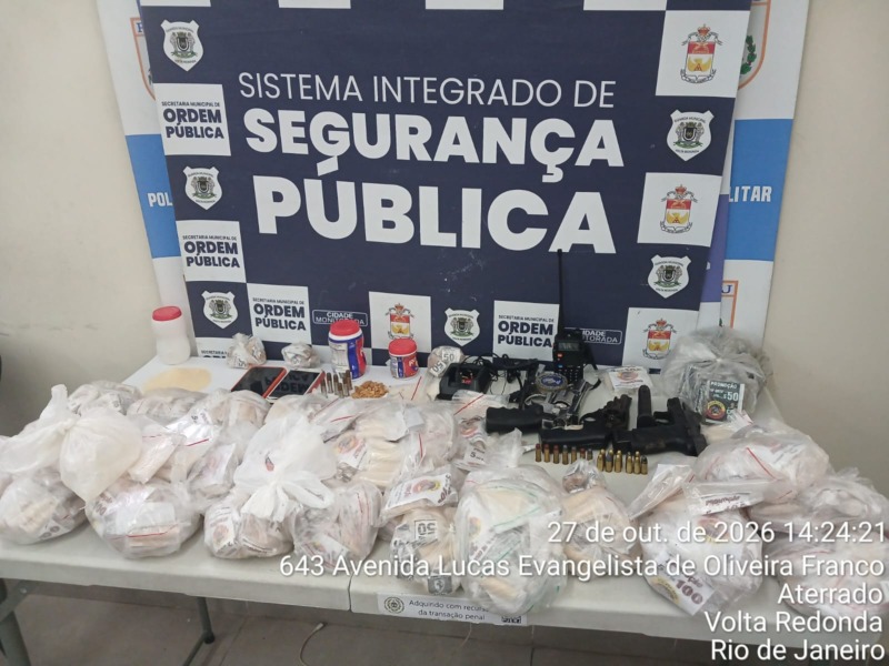 Volta Redonda: operação no Roma I apreende armas, munições e mais de mil pinos de cocaína